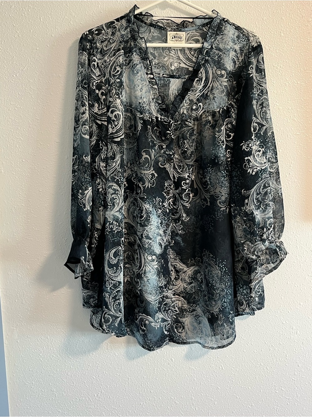 Ariat Blue& White Paisley Ruffle V-Neck Blouse Size XL
